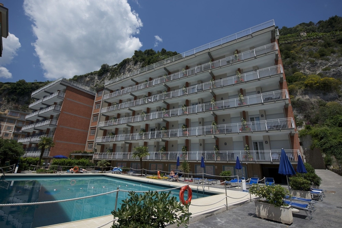 Imagen de los exteriores del Apartamentos Angelina Residence. Foto 8