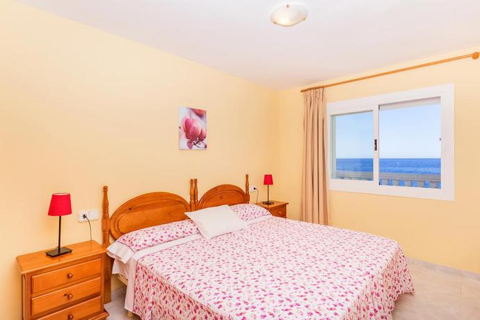 Imagen de la piscina del Apartamentos Apartamentos Amores San Telmo. Foto 6