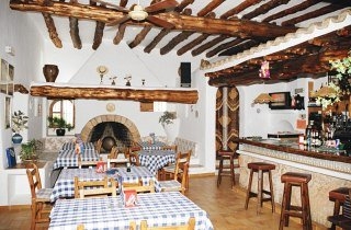 Imagen del bar/restaurante del Apartamentos Apartamentos Benet Los Pinares. Foto 2