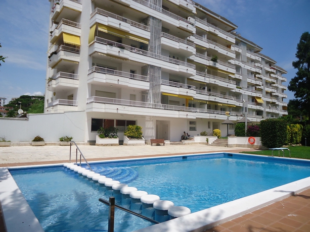 Imagen de la piscina del Apartamentos Apartamentos Sol Fenals. Foto 16