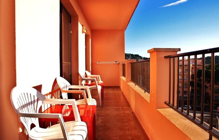 Imagen de los exteriores del Apartamentos Apartaments La Perla Negra. Foto 9