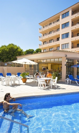 Imagen de la piscina del Apartamentos Apartaments La Perla Negra. Foto 16