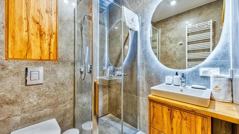 Imagen de la habitación del Apartamentos Apartamenty z basenem ROYAL APARTS VIP Stone Hill Centrum z jacuzzi i saunami - widokowe. Foto 2