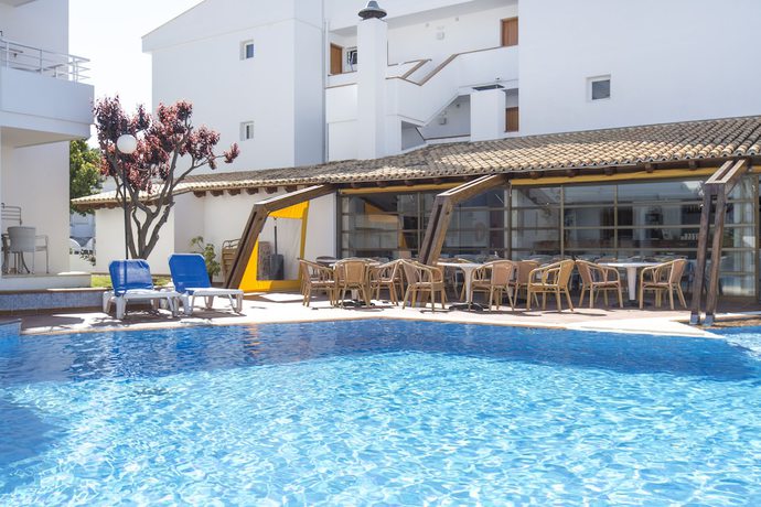 Imagen de la piscina del Apartamentos Aparthotel Flora, Puerto Pollensa. Foto 19