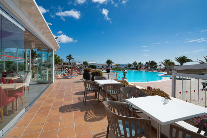 Imagen del bar/restaurante del Apartamentos Aparthotel Ilunion Costa Sal Lanzarote. Foto 6