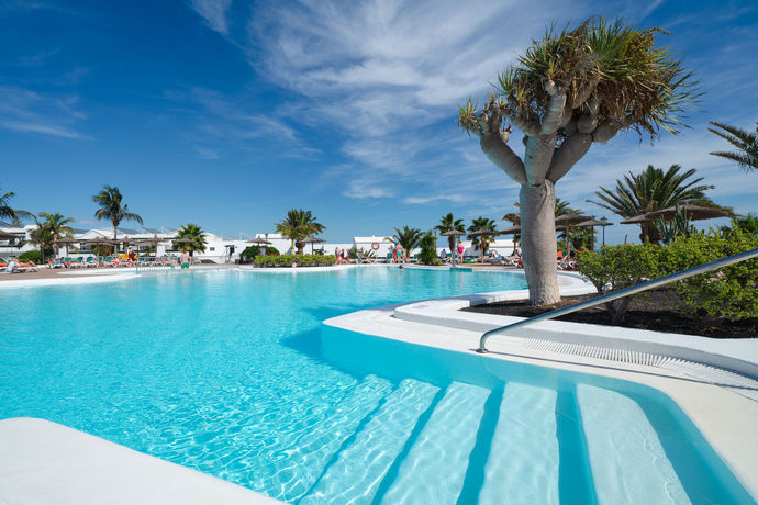 Imagen de la piscina del Apartamentos Aparthotel Ilunion Costa Sal Lanzarote. Foto 37