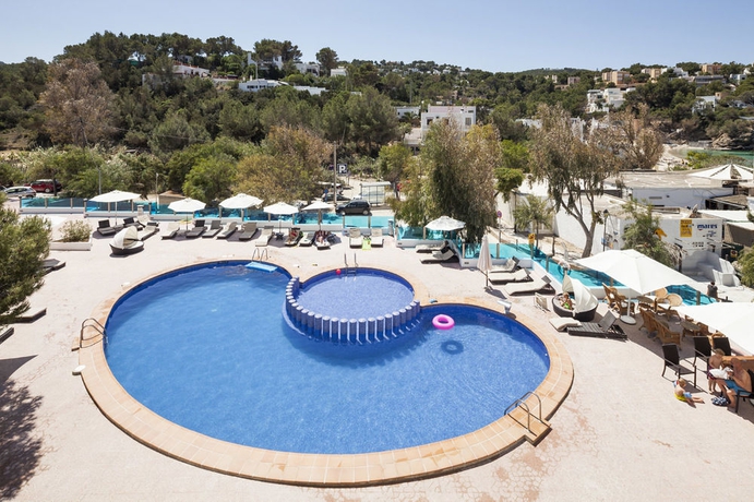 Imagen de la piscina del Apartamentos Aparthotel Puerto Cala Vadella. Foto 14