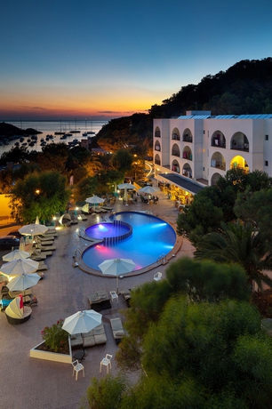 Imagen de la piscina del Apartamentos Aparthotel Puerto Cala Vadella. Foto 15