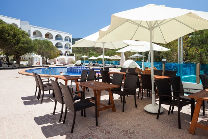 Imagen de los exteriores del Apartamentos Aparthotel Puerto Cala Vadella. Foto 8