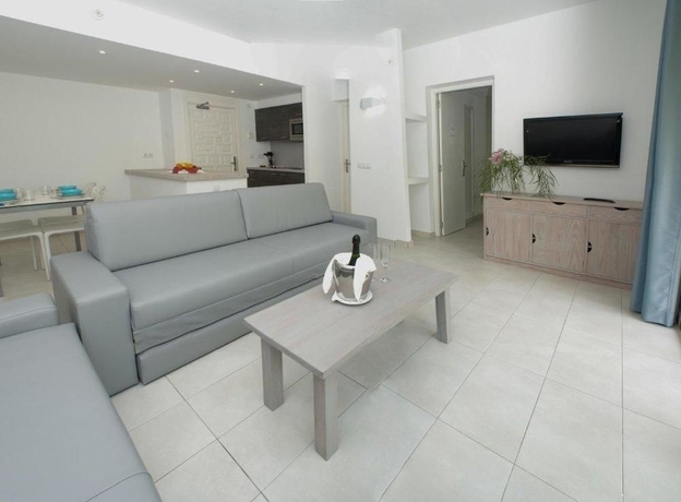 Imagen de los interiores del Apartamentos Aparthotel Puerto Cala Vadella. Foto 12