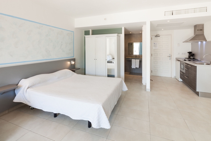 Imagen de la habitación del Apartamentos Aparthotel Puerto Cala Vadella. Foto 4