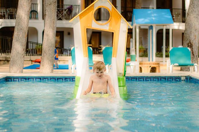 Imagen de la piscina del Apartamentos Aparthotel Sol Parc. Foto 18