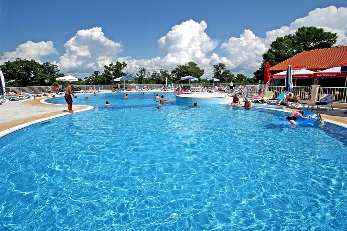 Imagen de la piscina del Apartamentos Apartments Bellevue Plava Laguna. Foto 12