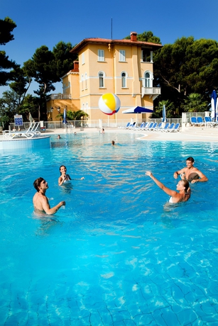 Imagen de la piscina del Apartamentos Apartments Bellevue Plava Laguna. Foto 14