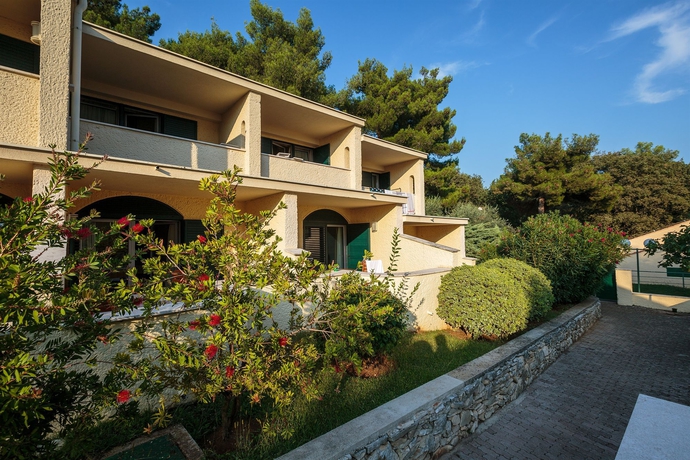 Imagen de los exteriores del Apartamentos Apartments Bellevue Plava Laguna. Foto 9