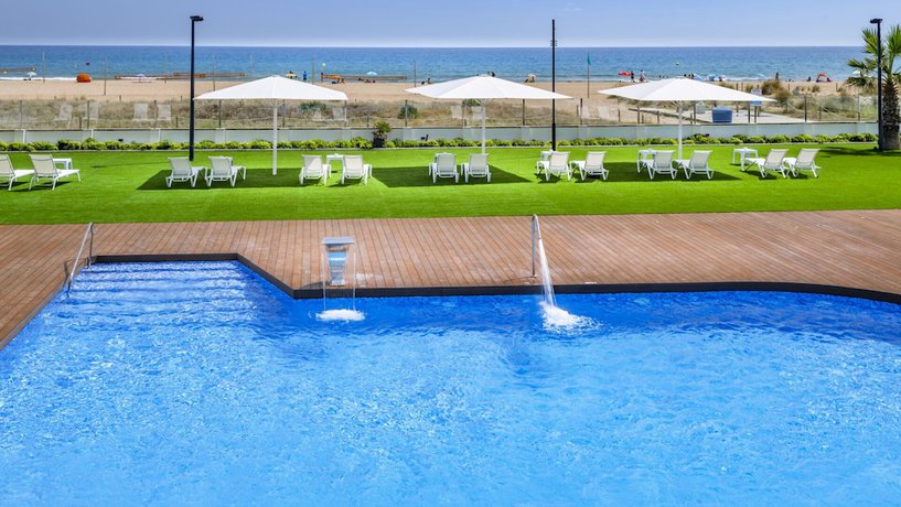 Imagen de la piscina del Apartamentos Apartments Playa de Castelldefels. Foto 12