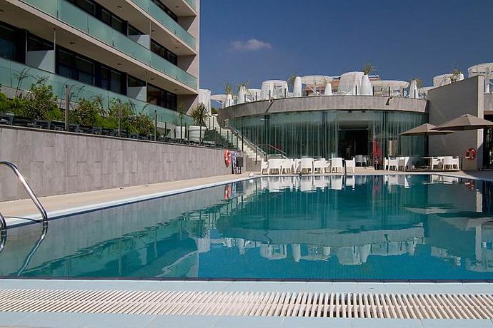 Imagen de la piscina del Apartamentos Apolo Suites Rentalmar. Foto 7