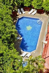 Imagen de la piscina del Apartamentos Aqua Waikiki Marina. Foto 4