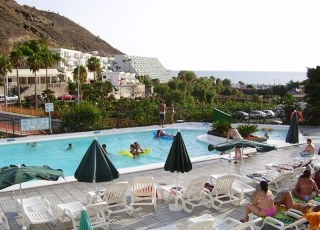 Imagen de la piscina del Apartamentos Aquacanis. Foto 5