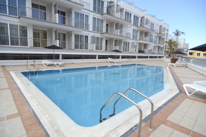 Imagen de la piscina del Apartamentos Arena Suites. Foto 13