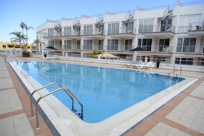 Imagen de la piscina del Apartamentos Arena Suites. Foto 14