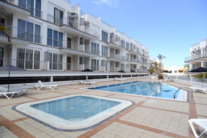 Imagen de la piscina del Apartamentos Arena Suites. Foto 15