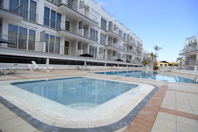 Imagen de la piscina del Apartamentos Arena Suites. Foto 16