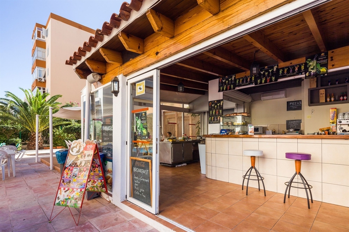 Imagen del bar/restaurante del Apartamentos Arlanza - Adults Only. Foto 4