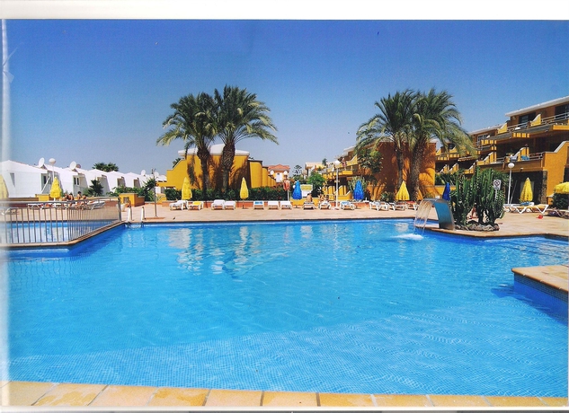 Imagen de la piscina del Apartamentos Ataitana Faro. Foto 10