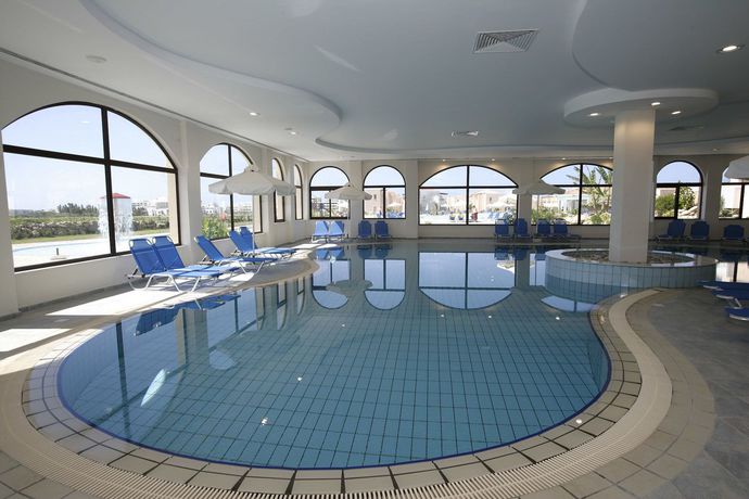 Imagen de la piscina del Apartamentos Avanti Holiday Village. Foto 12