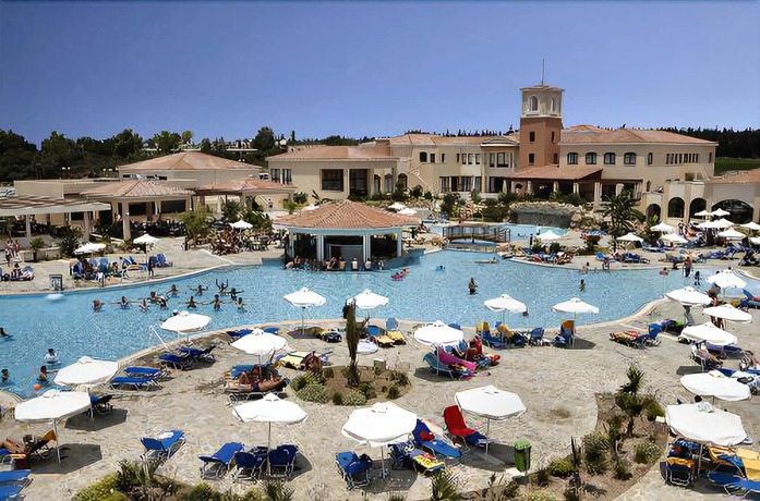 Imagen de la piscina del Apartamentos Avanti Holiday Village. Foto 13