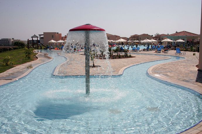 Imagen de la piscina del Apartamentos Avanti Holiday Village. Foto 14