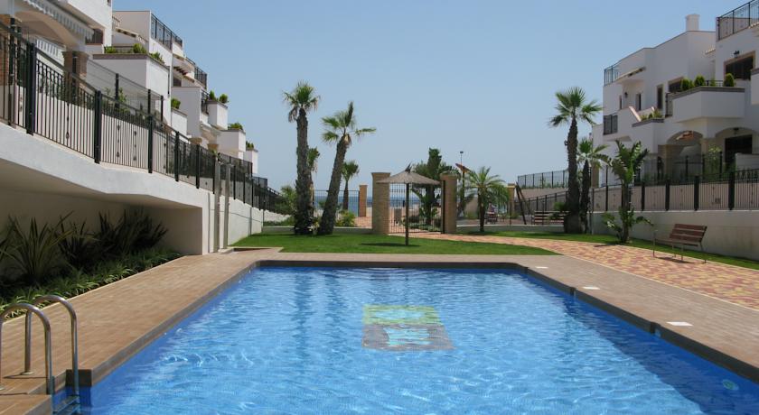 Imagen de la piscina del Apartamentos Azul Beach Apartments - Marholidays. Foto 7