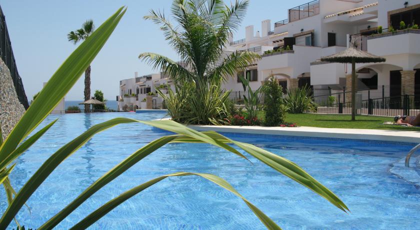 Imagen de la piscina del Apartamentos Azul Beach Apartments - Marholidays. Foto 8