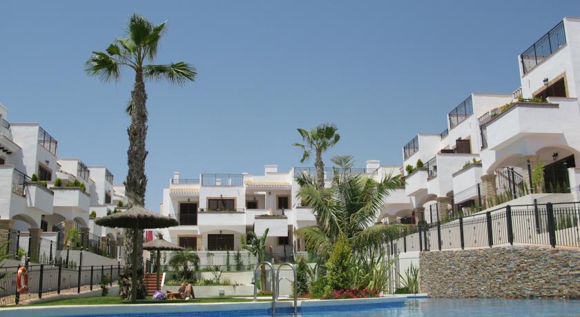 Imagen de la piscina del Apartamentos Azul Beach Apartments - Marholidays. Foto 9