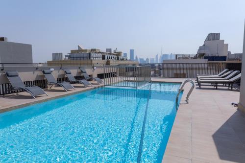 Imagen de la piscina del Apartamentos Azur Regency. Foto 8