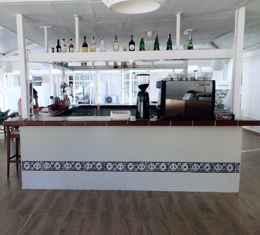 Imagen del bar/restaurante del Apartamentos BJ Apartamentos Club Sa Coma. Foto 2