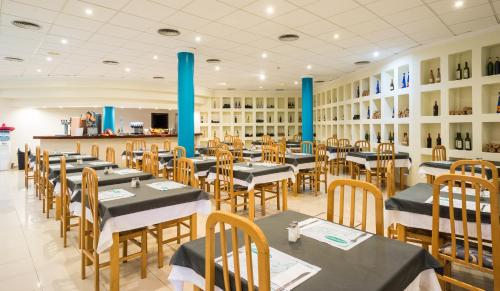 Imagen del bar/restaurante del Apartamentos BLUESEA Costa Teguise Gardens. Foto 2