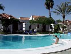 Imagen de la piscina del Apartamentos BUNGALOWS KIWI. Foto 4