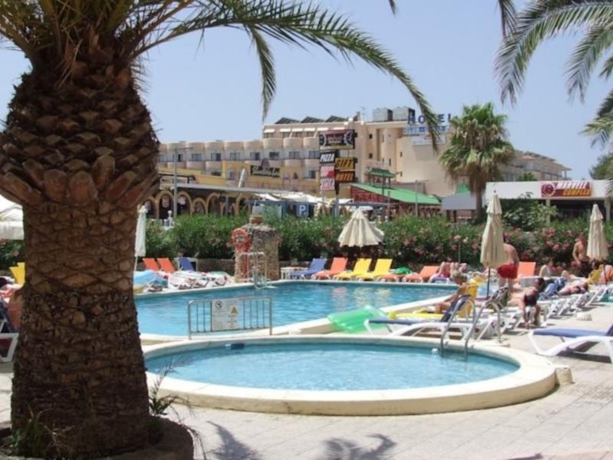 Imagen general del Apartamentos Bahia De San Antonio. Foto 3