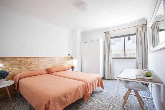 Imagen de la habitación del Apartamentos Bahia, Santa Eulalia des Riu. Foto 7