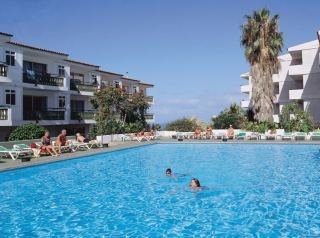 Imagen de la piscina del Apartamentos Bah&iacute;a Parque. Foto 4