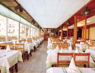 Imagen del bar/restaurante del Apartamentos Bah&iacute;a Parque. Foto 2