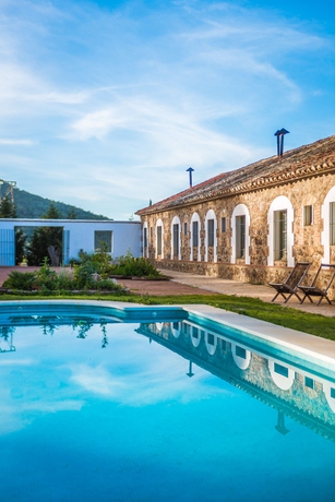 Imagen de la piscina del Apartamentos Balneario Aguas Villaharta. Foto 13