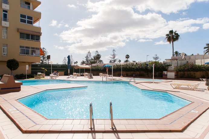 Imagen de la piscina del Apartamentos Barbados. Foto 12