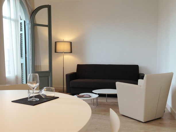 Imagen de los interiores del Apartamentos Barcelona Viladomat. Foto 16