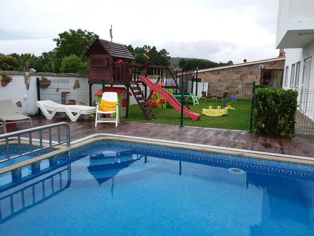 Imagen de la piscina del Apartamentos Barrosa. Foto 13