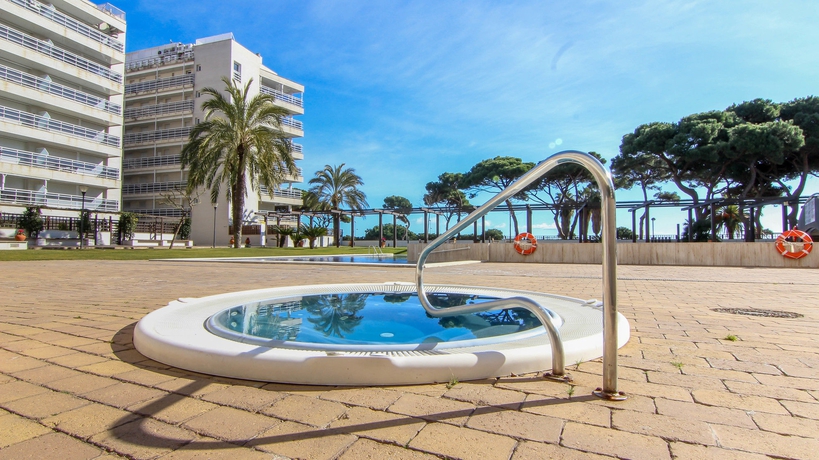 Imagen de los exteriores del Apartamentos Beachfront Apartment with Pool and Garden S Abanell Blanes. Foto 12