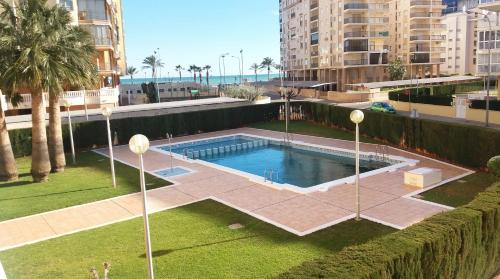 Imagen de la piscina del Apartamentos Benicasim 3000. Foto 18