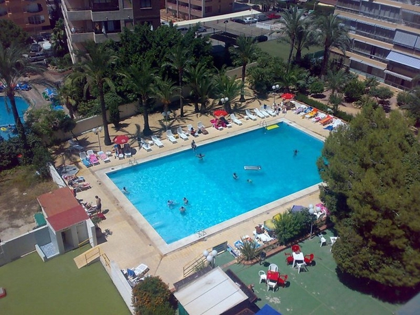 Imagen de la piscina del Apartamentos Bermudas. Foto 4